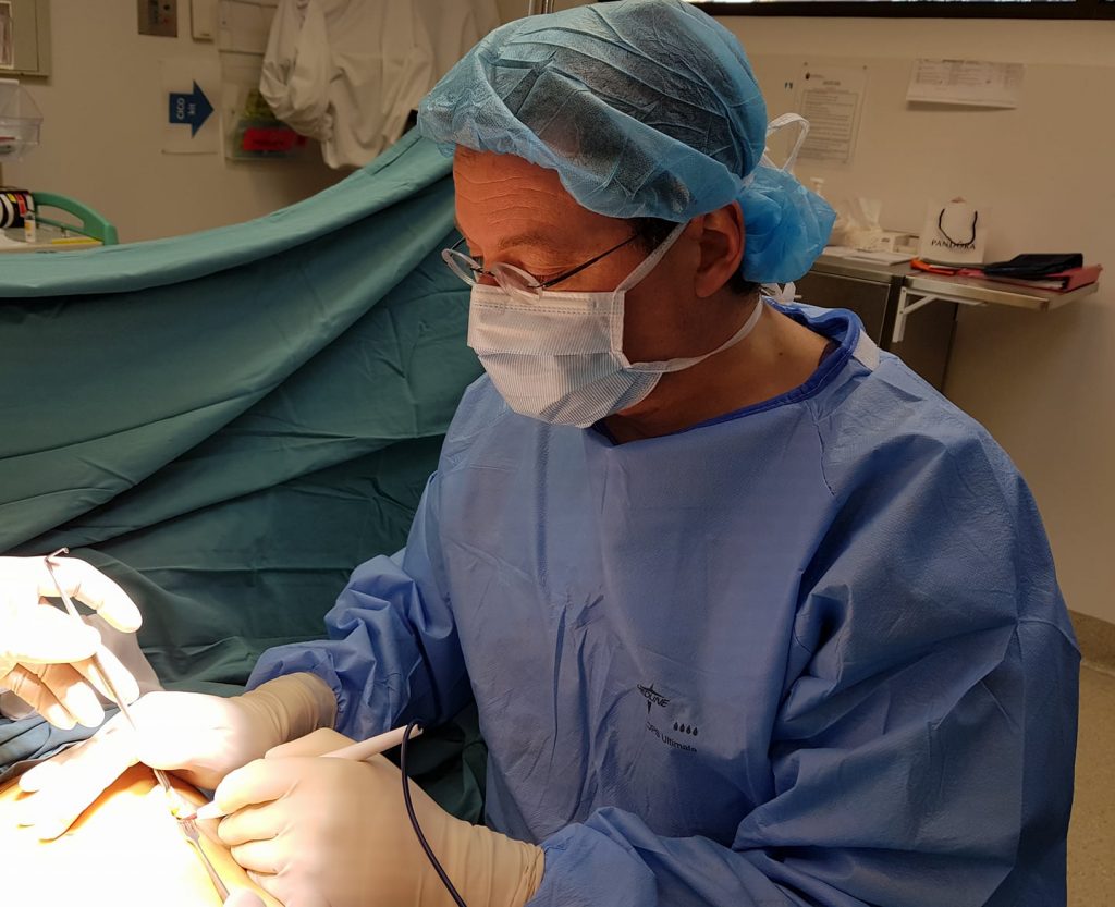 Worlds best surgeons - Melbourne's best include Dr-Craig-Rubinstein-in-surgery-best-photo