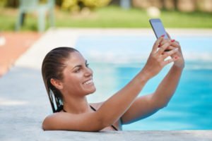 Tanning after cosmetic surgery: is it a good idea? Taking selfies-cosmetic-surgery-social-media